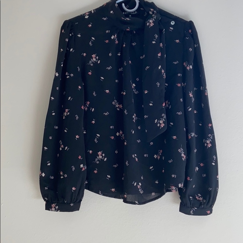 2/$25 🛍 Black Floral Blouse 🖤🌸
